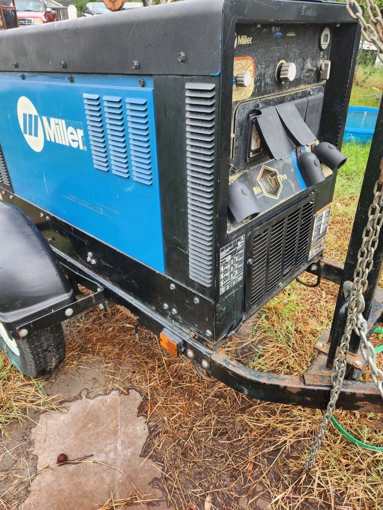 2015 Big Blue 300 Pro Diesel Welding Machine for Sale in Mcallen, TX