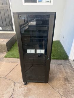 Server rack - All equipments included (not the red one)