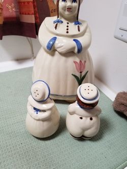 Vintage Cookie jar with salt and pepper SHAKERS *Exc condition