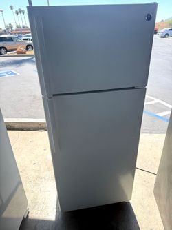 GE white apartment size refrigerator and top freezer