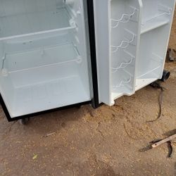 Mini Refrigerator Whirlpool Works Good 