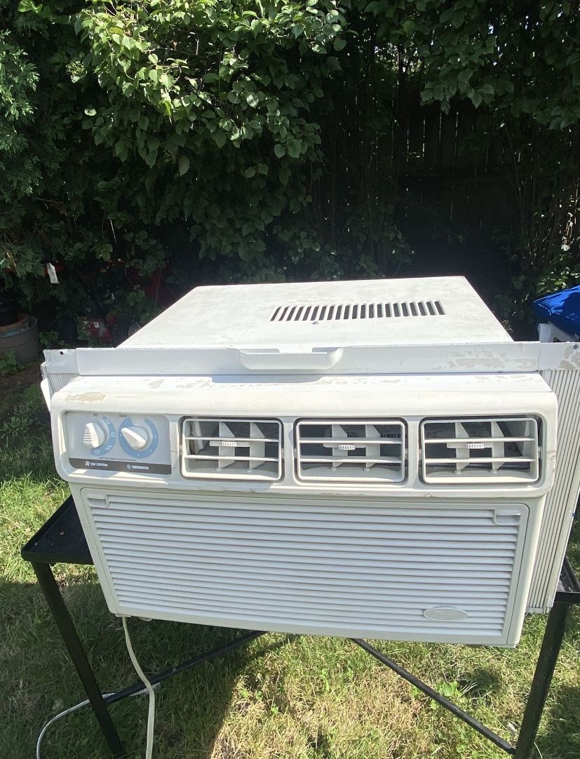 GoldStar AC Unit 5000 BTU window Air Conditioner GWHD5000 With Side Panels