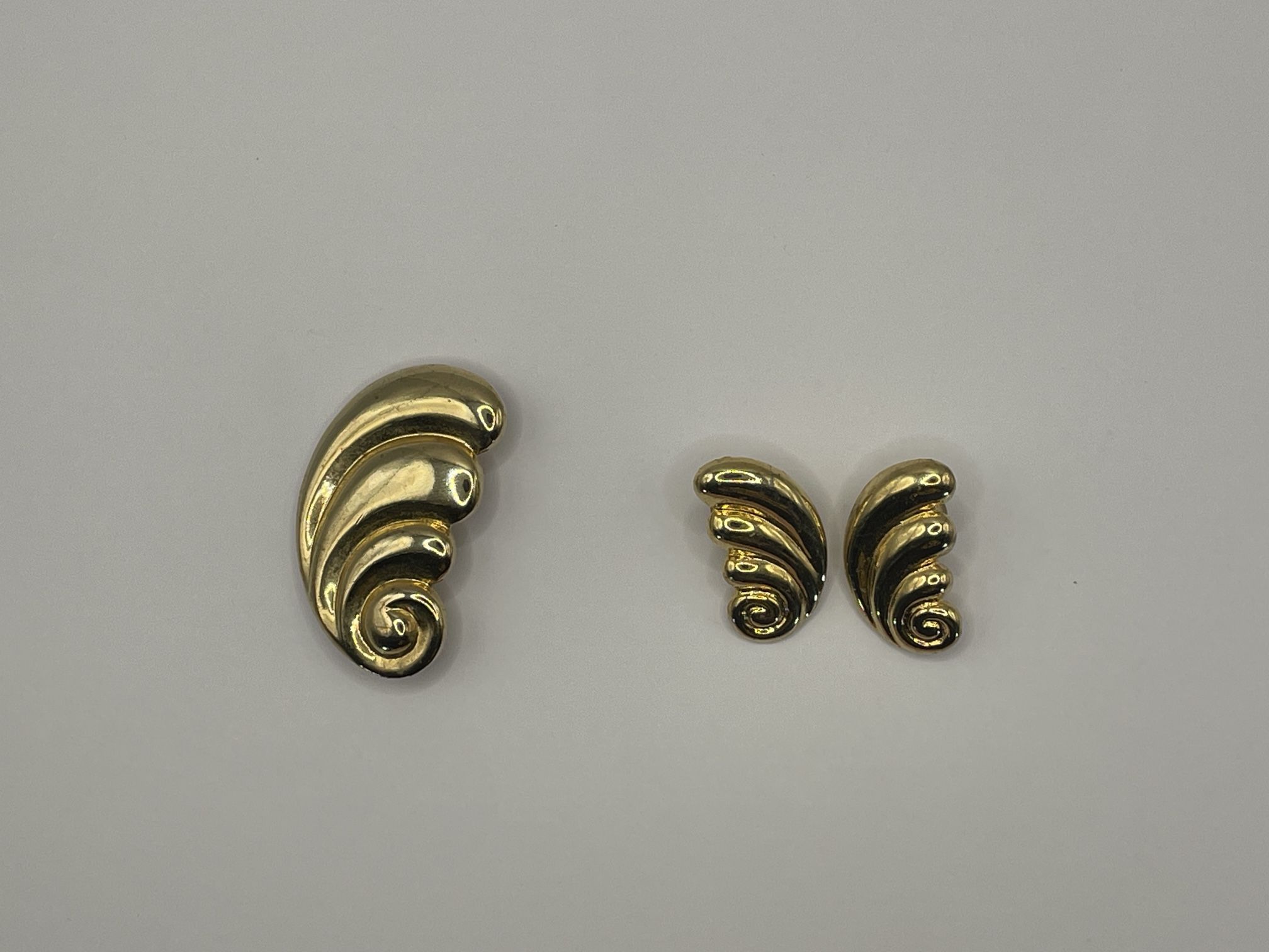 Vintage Gold Tone matching earrings and brooch/pin- Swirl