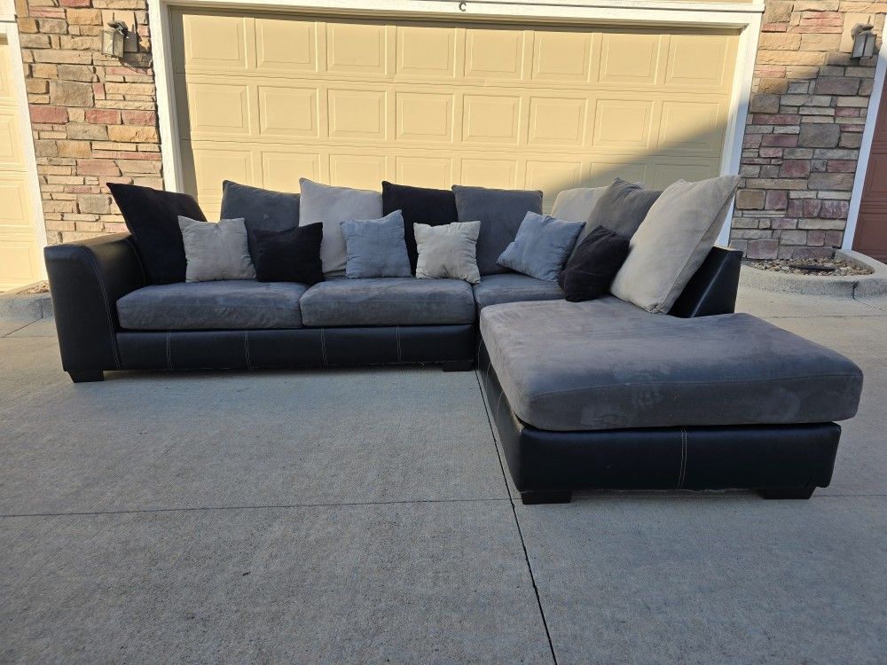 Free Delivery- 2 PC Sectional Sofa🛻🛋️