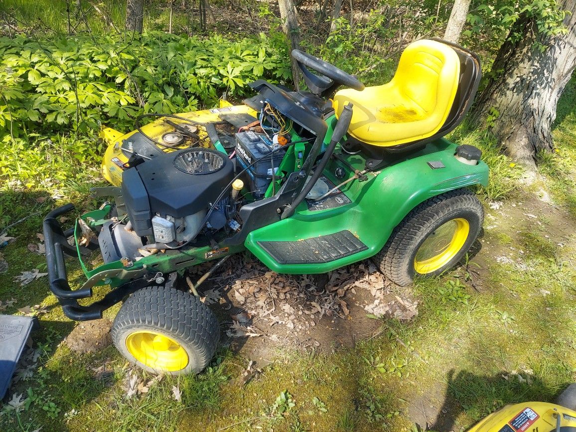 John Deere GT235