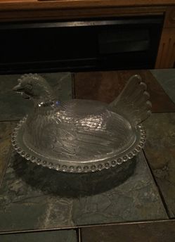 Hen on nest,clear piece in great shape,very old and perfect
