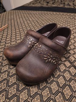 DANSKO SZ 37 NURSE SHOES