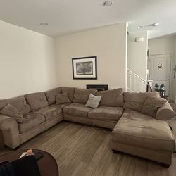 Large & Cozy Sectional – Washable Covers + Free Pillows