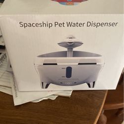 Spaceship Pet Water Dispenser