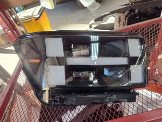 2025 S Hyundai Santa Fe RH Headlight. All Tabs Intact, Missing A Small Piece As Shown In Pic, Not Visible