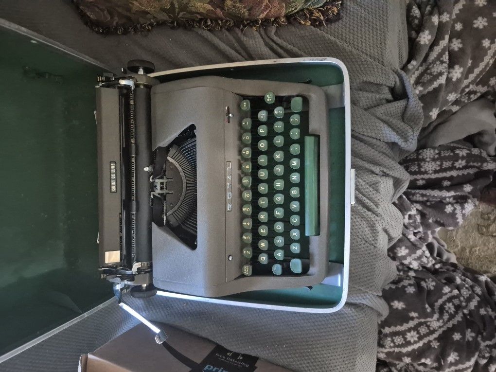 Royal Quiet De Luxe Typerwriter, Work8ng Perfectly