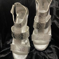 NWOT Julia By Piper Girls Size 4Y Silver Sandals