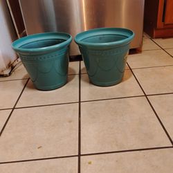 2 Plastic Planter 