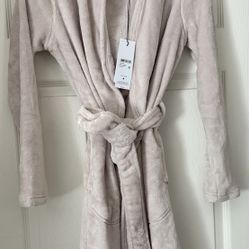 Gorgeous New Women’s Soft Plush UGG Hooded robe Size XS