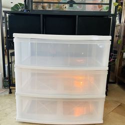 $10 Gracious living heavy duty Wide 3 drawers 2ft by 23” by 16” in great condition