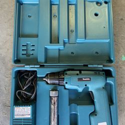 Makita 6011D Cordless Drill Driver Charger Battery And Case