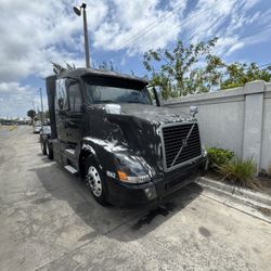 2004 Volvo Truck FOR PARTS ONLY CUMMINS ENGINE 