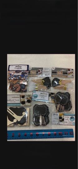 CA. 6 PIECES ASSORTED PICKS & CHALKBOARD EASELS. PARTY SUPPLIES