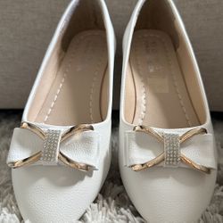 **ACCEPTING OFFERS** Beautiful White Minimalist Women Faux Leather Flats Size 6 