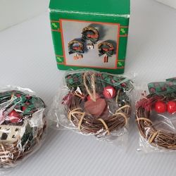 Vintage Country Christmas Magnets Wreath House Of Lloyd 1990s Around World New


