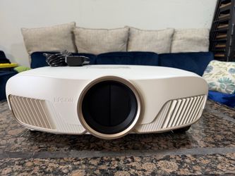Epson Home Cinema 5050UB Professional 4K  Projector