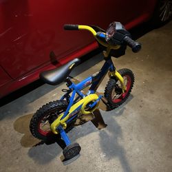 Kids Hot Wheels Bike + Helmet
