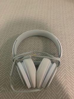 Beats solo 1 or 2 for Iphone 5 5se 6 6s 7 7Pro 8 8Pro and for Iphone X and up you can buy an adapter