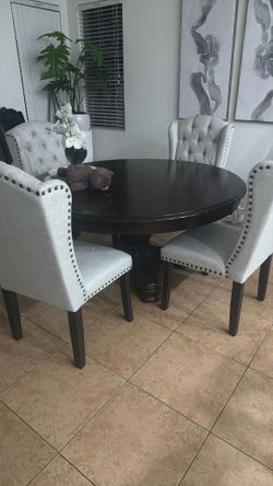 New table nobody sits