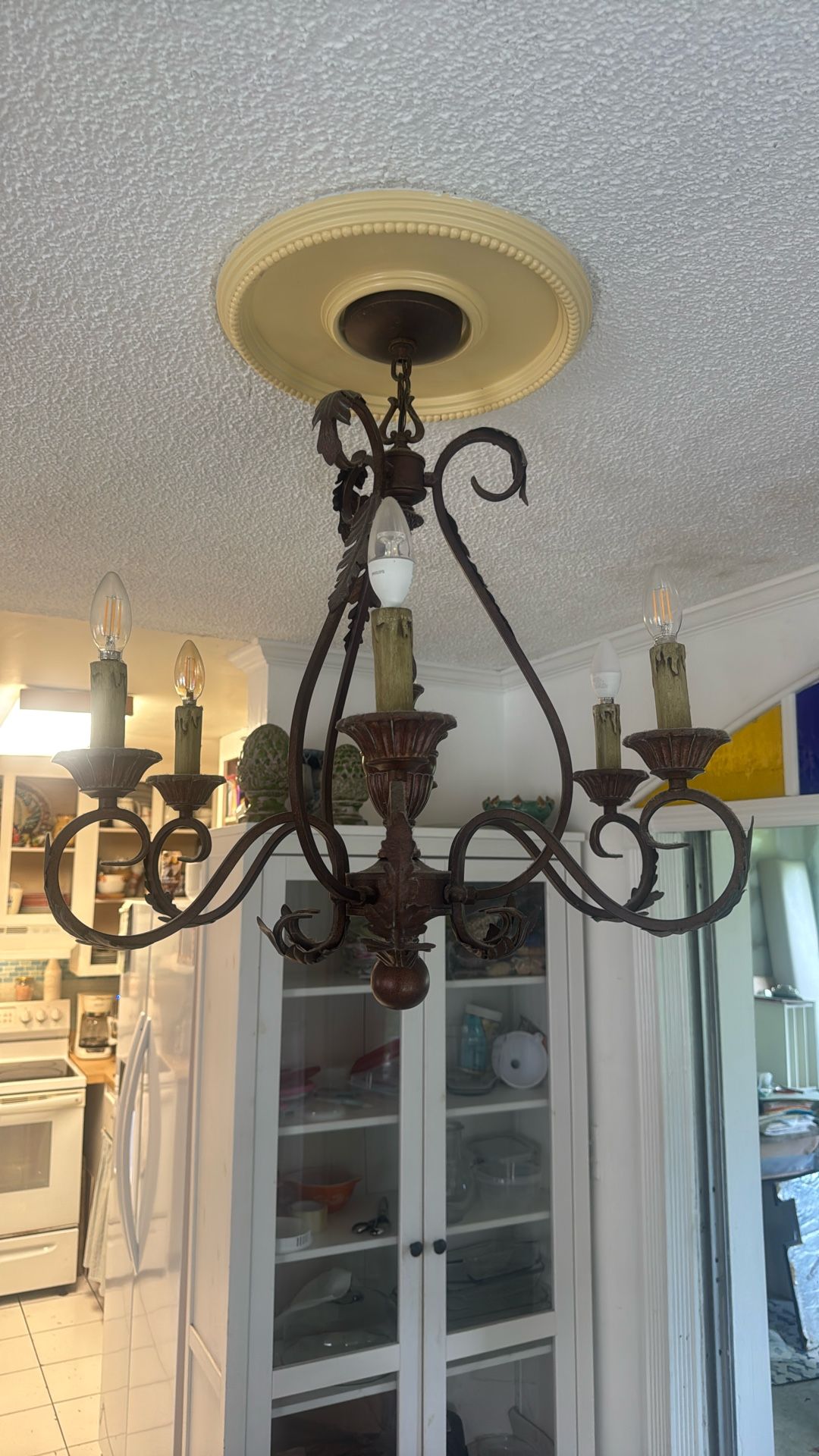 Chandelier. 27 ´´ Tall, 25 ´´Wide.