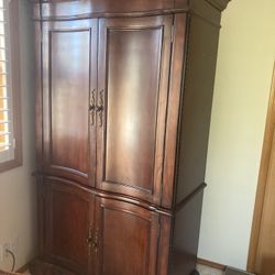 Armoire.   $100