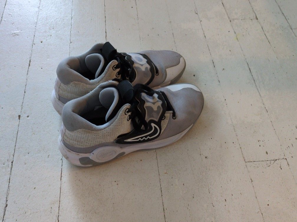 Men's Nike Trey 5 X Basketball Shoes size 8