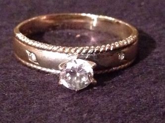 14k solid gold clear Quartz ring size 2.7 grams 7 3/4