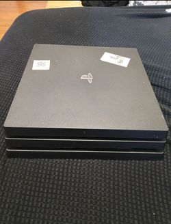 PS4 Pro + 2 Controllers