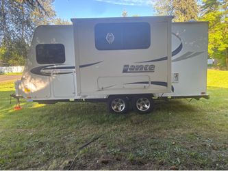 2010 Lance 16 feet one slide excellent condition