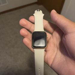 Apple Watch SE 40mm Rose Gold(price Negotiable)