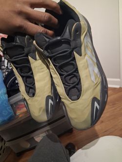 Yeezy Boost 700 MNVN Size:9.0 Mens.