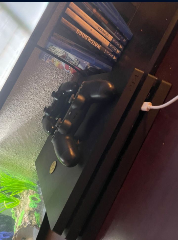 Playstation 4 Pro. 2 Controllers