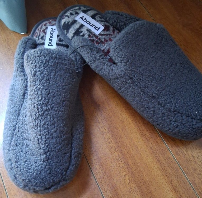 Brand NEW Men's Abound Slip On Slippers Size L 11-12