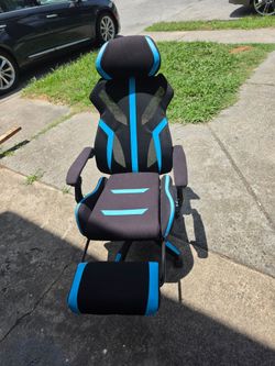 Office/gaming chair with fold out foot rest