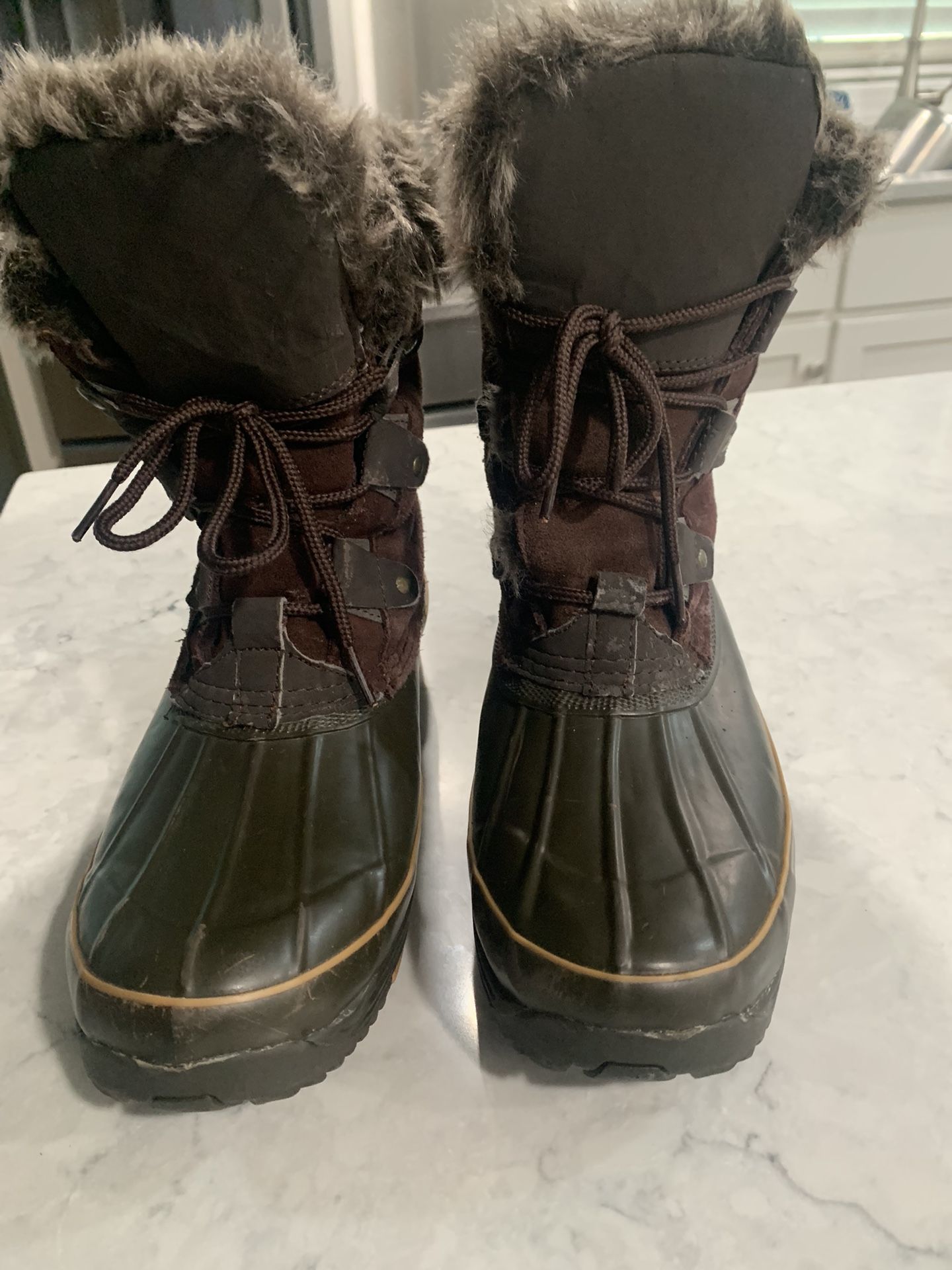 Women Bass snow boots size 10