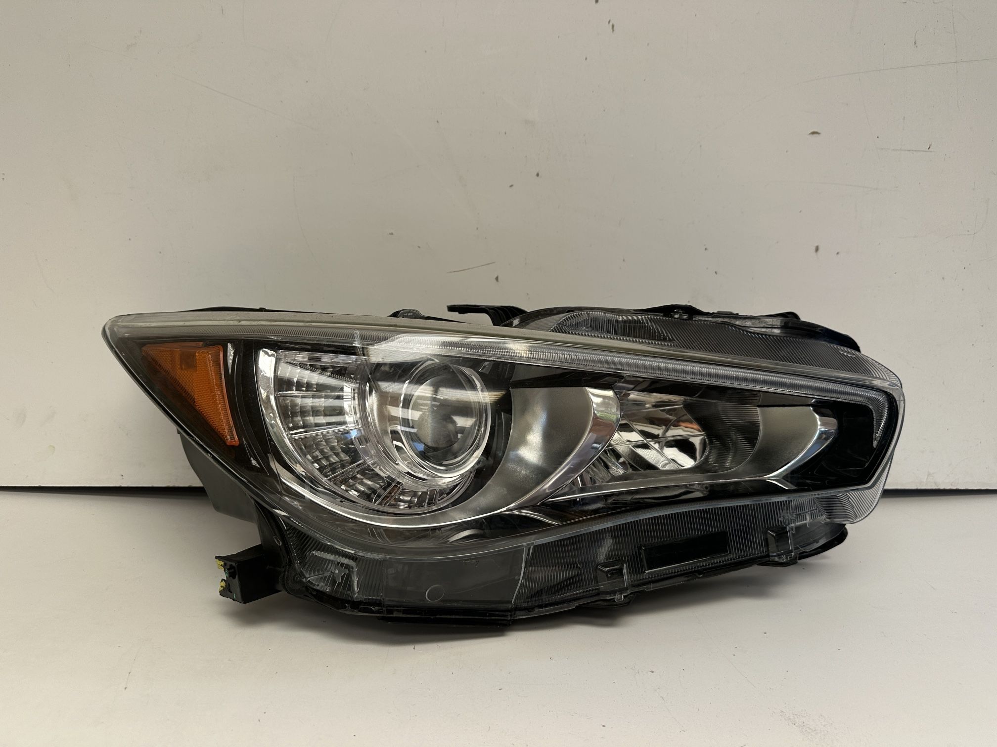 2014 2015 2016 2017 2018 2019 2020 2021 2022 INFINITI Q50 FRONT RIGHT PASSENGER SIDE HEADLIGHT