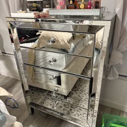 Mirrored Furniture 