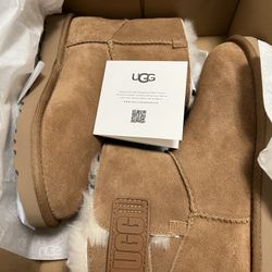 UGGS Mini Bailey Logo Strap Women’s Size 5