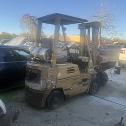 Komatsu Fork Lift ( Runs On Propane)