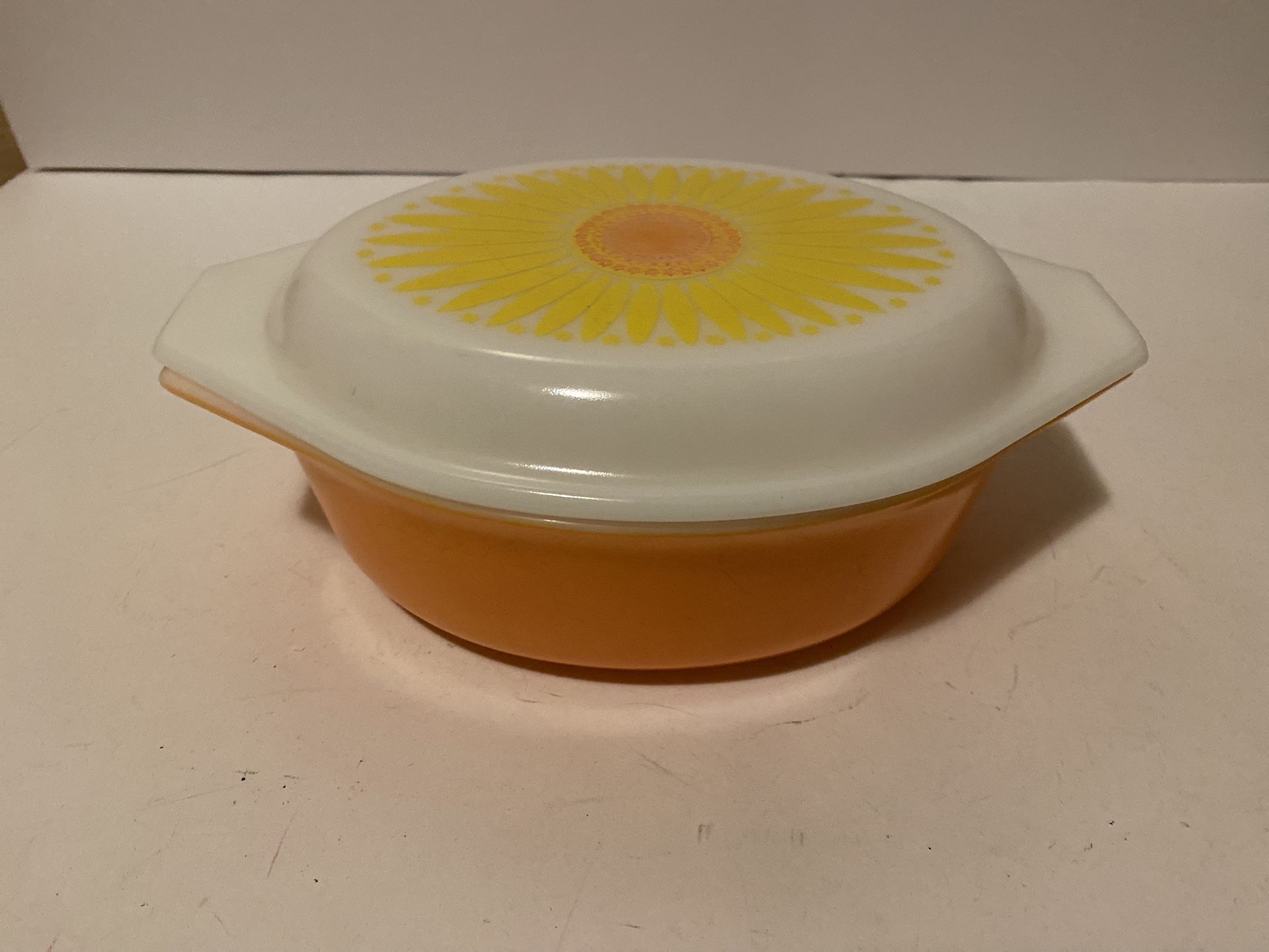 Vintage Pyrex 1.5 Quart Sunflower Casserole Dish