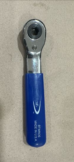 Reverse offset miniature ratcheting handle BTWROS