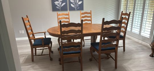 SOLID OAK CLAW FOOT DINING TABLE WITH LEAF AND SIX UPHOLSTERED CHAIRS