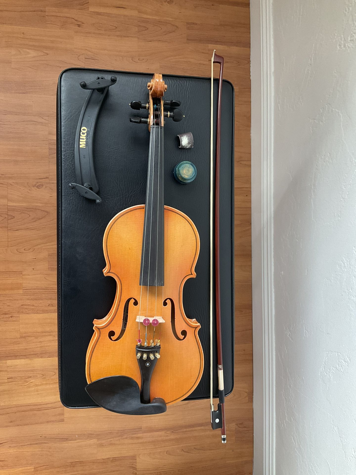 Student Violin, Full Size 4/4 (Great Condition - With Black Used Case)