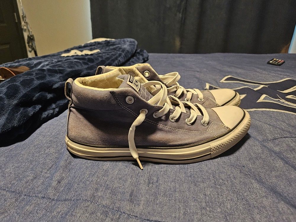 **LIGHTLY USED** CONVERSE CHUCK TAYLOR MID