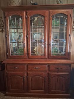 China Hutch, Table&Chairs w/leaf